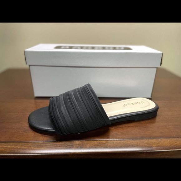 Sandals brand new $24 - Picture 4 of 5